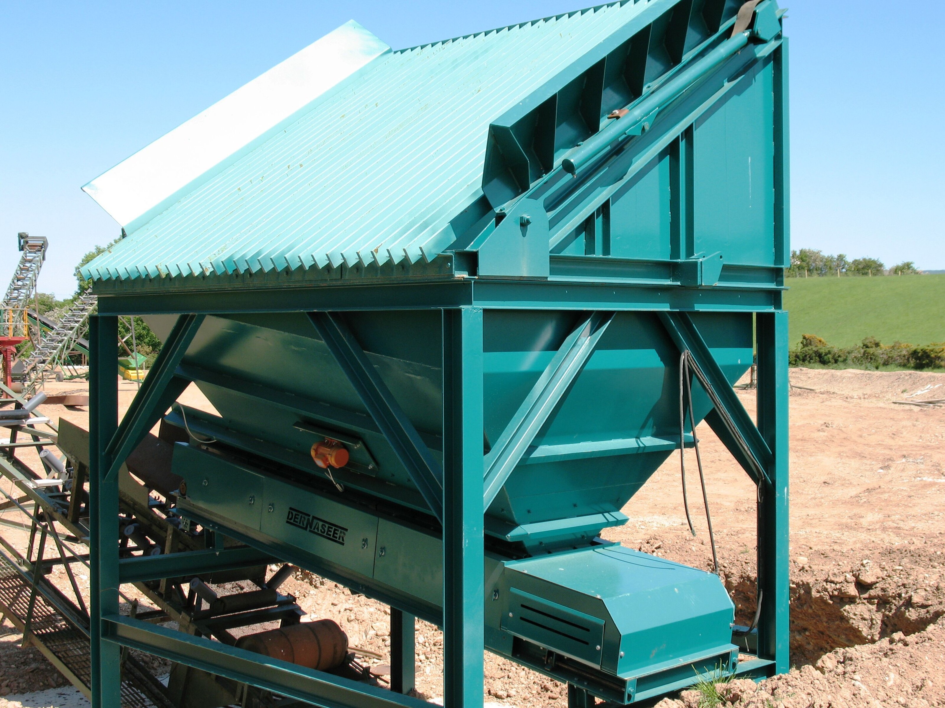Dernaseer Belt Feed Hoppers
