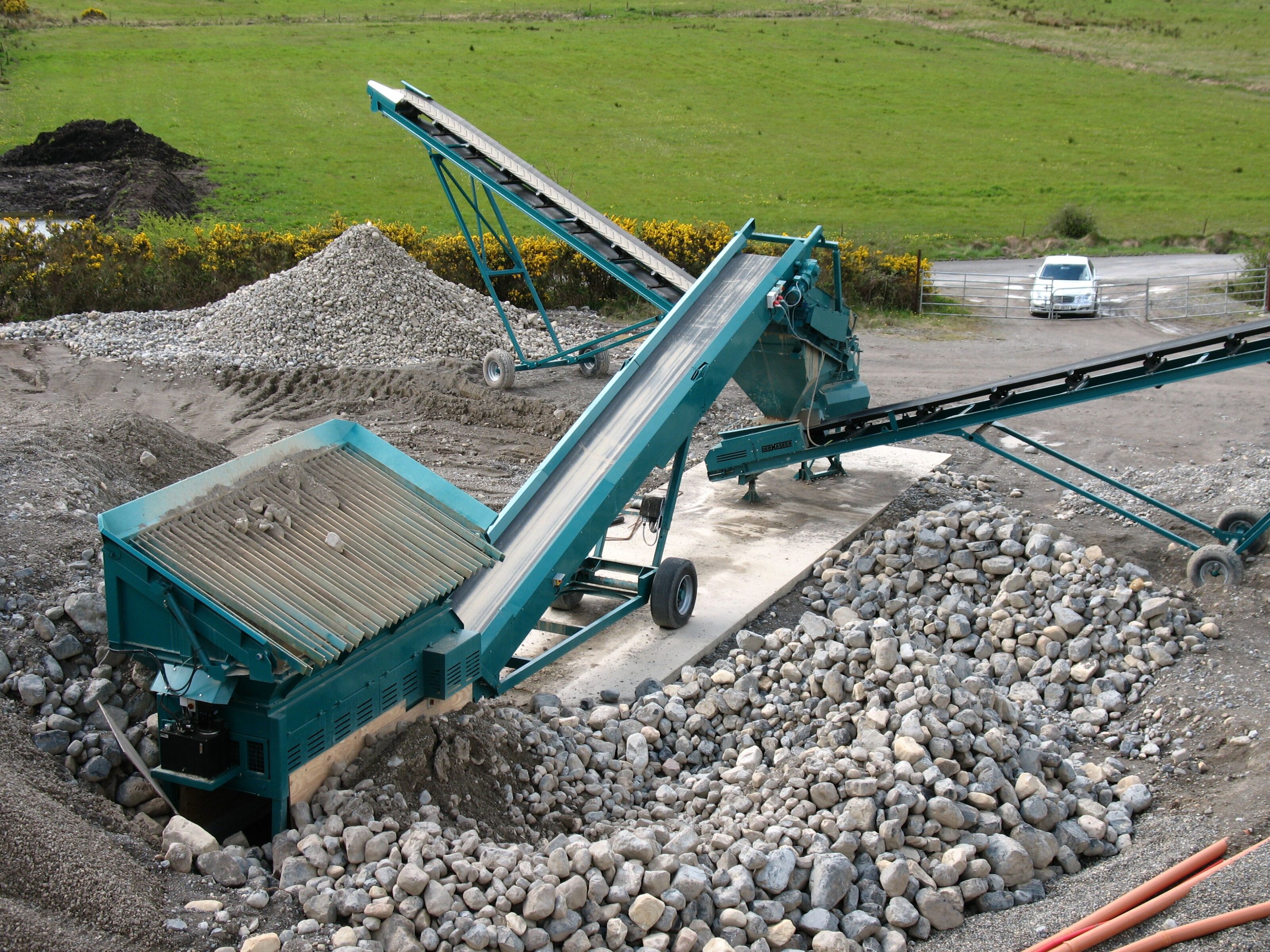 Dernaseer Belt Feed Hoppers