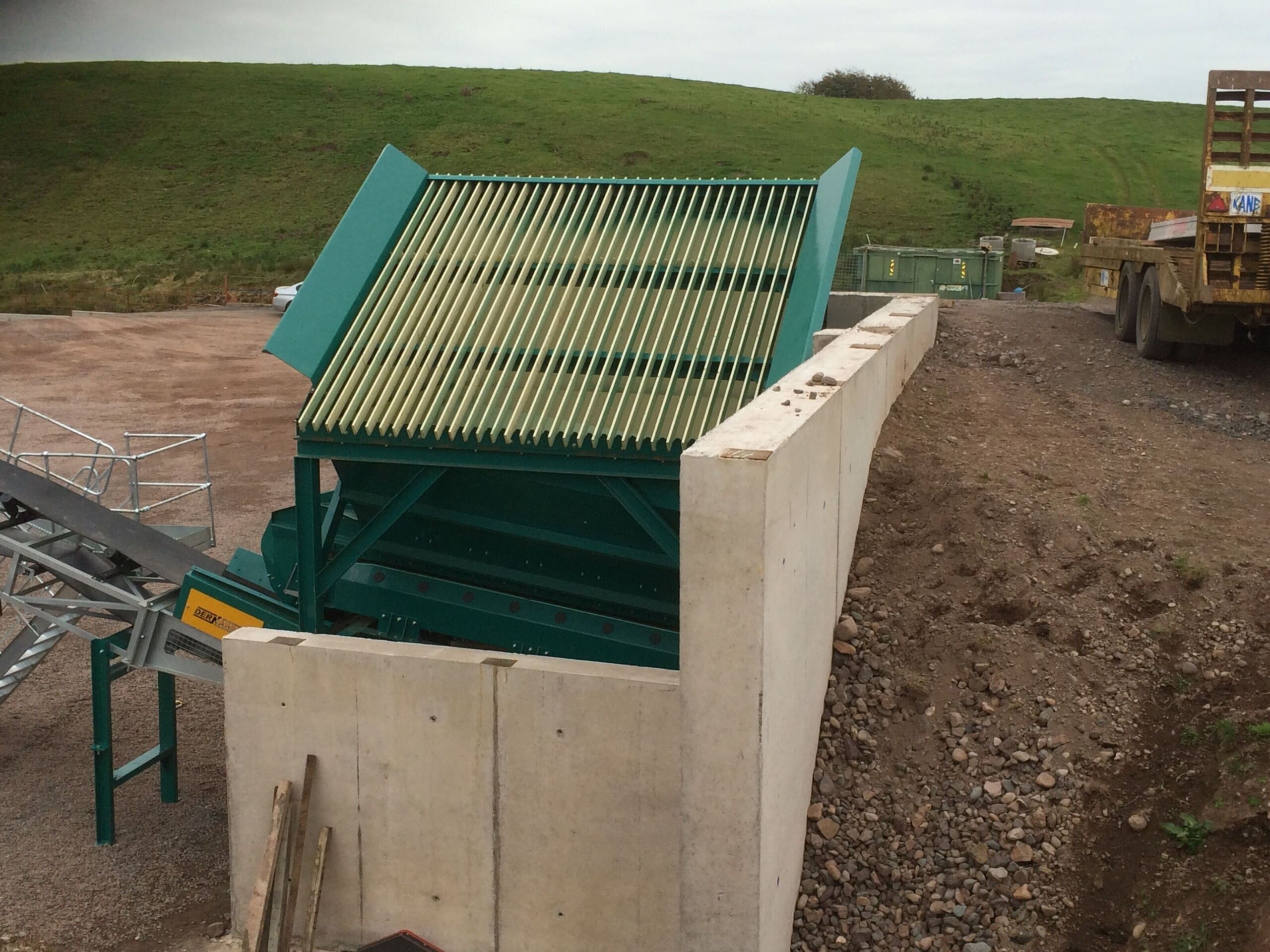 Dernaseer Belt Feed Hoppers
