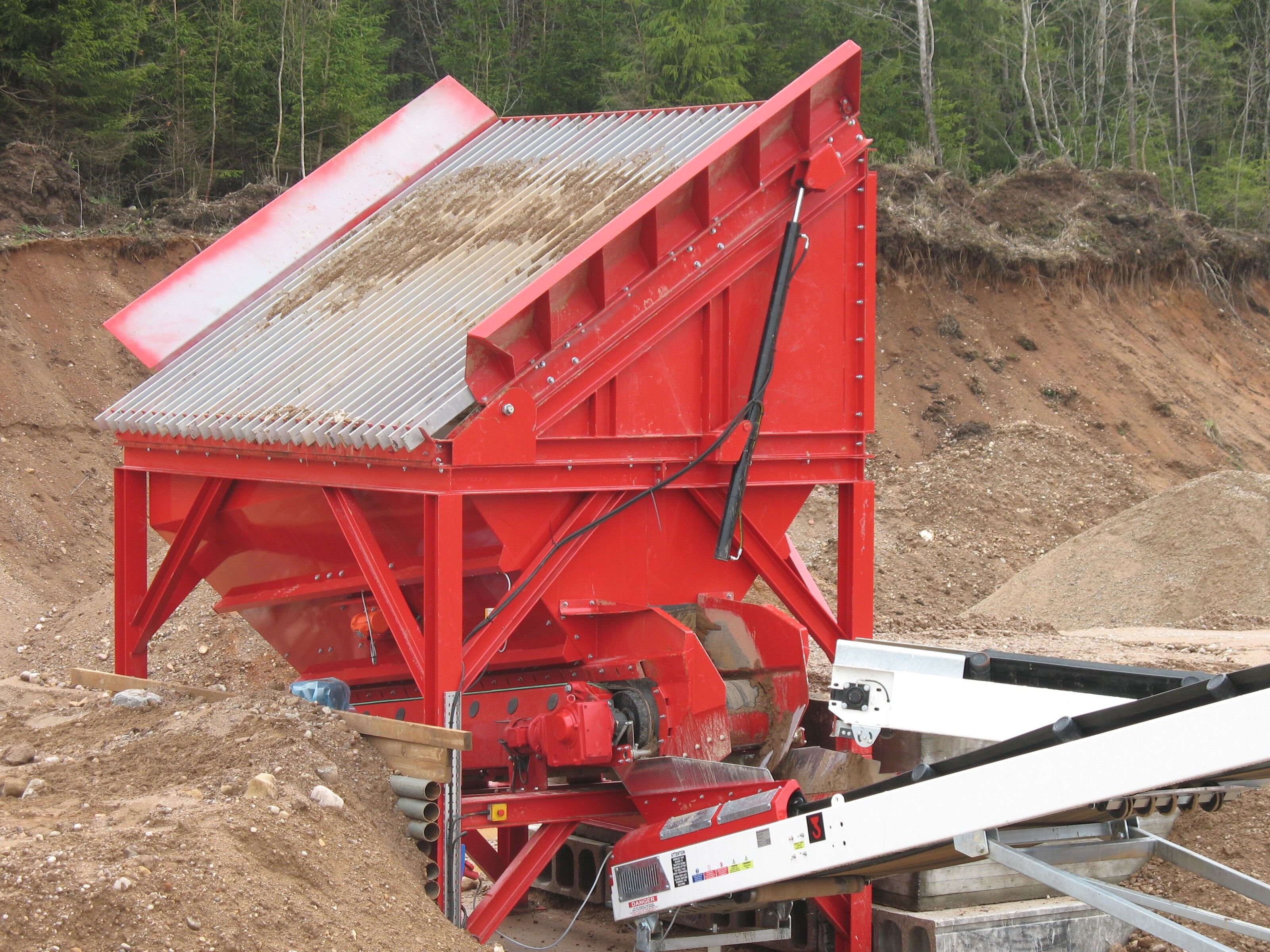 Dernaseer Belt Feed Hoppers