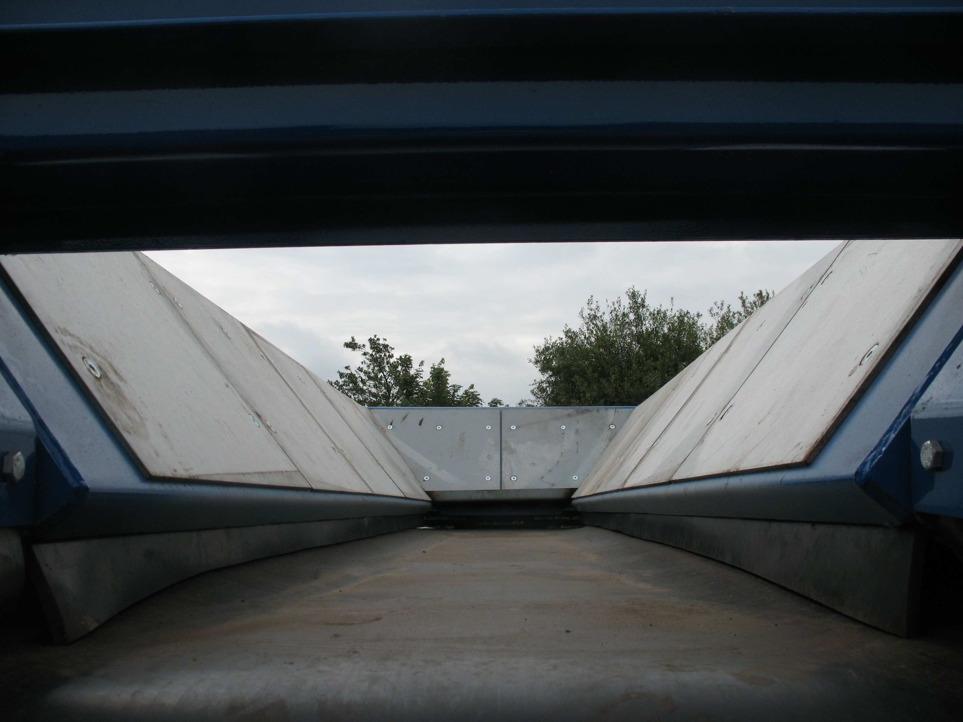 Dernaseer Belt Feed Hoppers